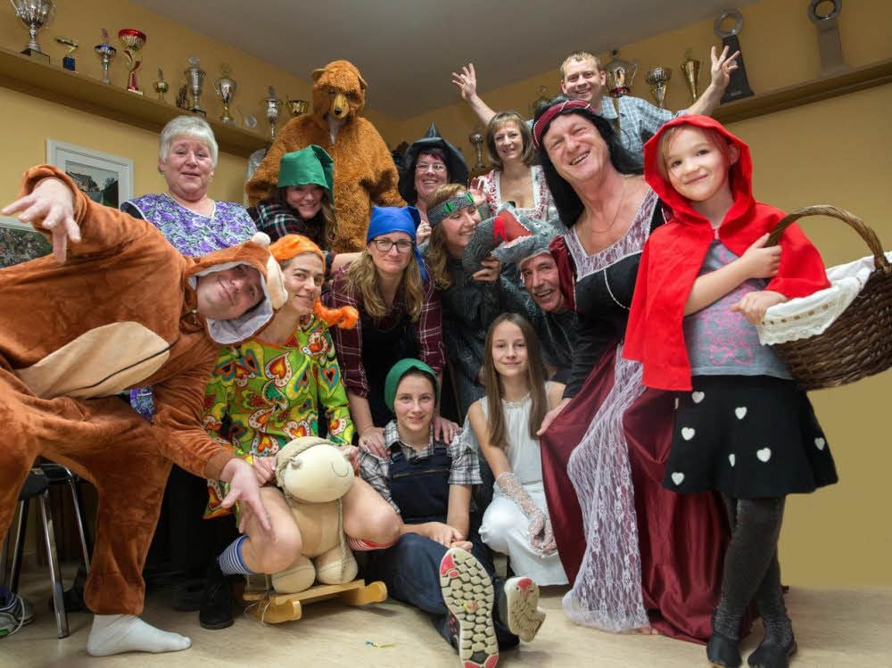 Eine fröhliche Gemeinschaft sind die Hohndorfer. Zu Silvester lassen sie eine Märchenparty steigen.