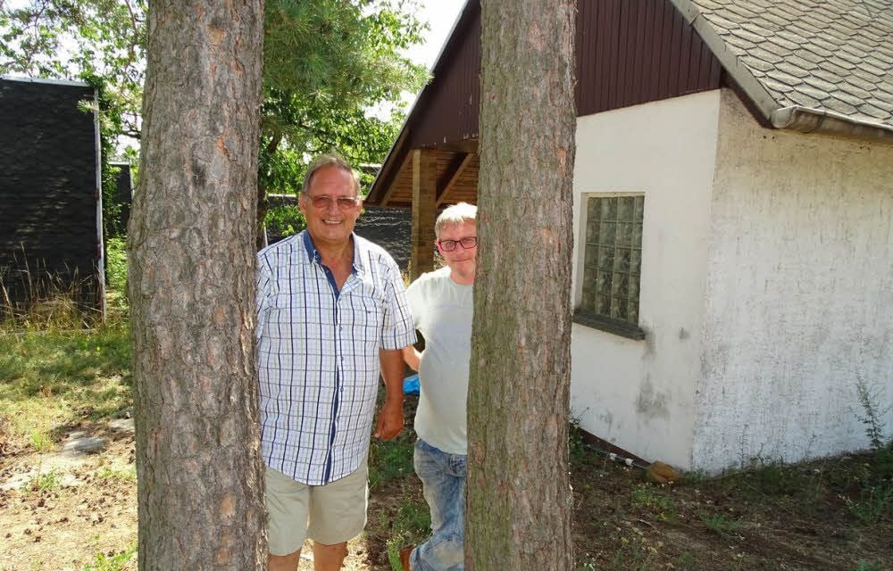 Dr. Ulrich Heller (li.), Geschäftsführer der BVIK und Michael Berthold, Leiter des von der BVIK getragenen „Hotel am Wald“ geben einen Ausblick auf die Vorhaben in dem von der BVIK getragenen Objekt.