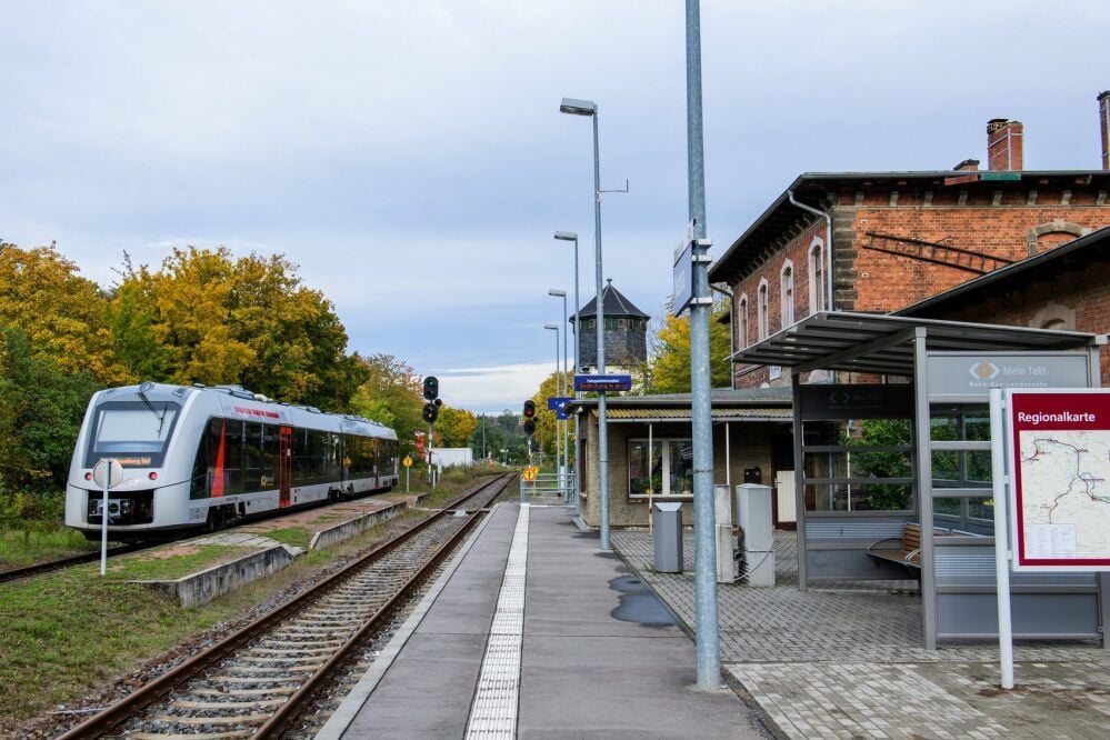 Nebra ist ein Haltepunkt der Unstrutbahn zwischen Naumburg und Wangen. Dieser wurde als ein Bahn-Bus-Schnittstelle eingerichtet.