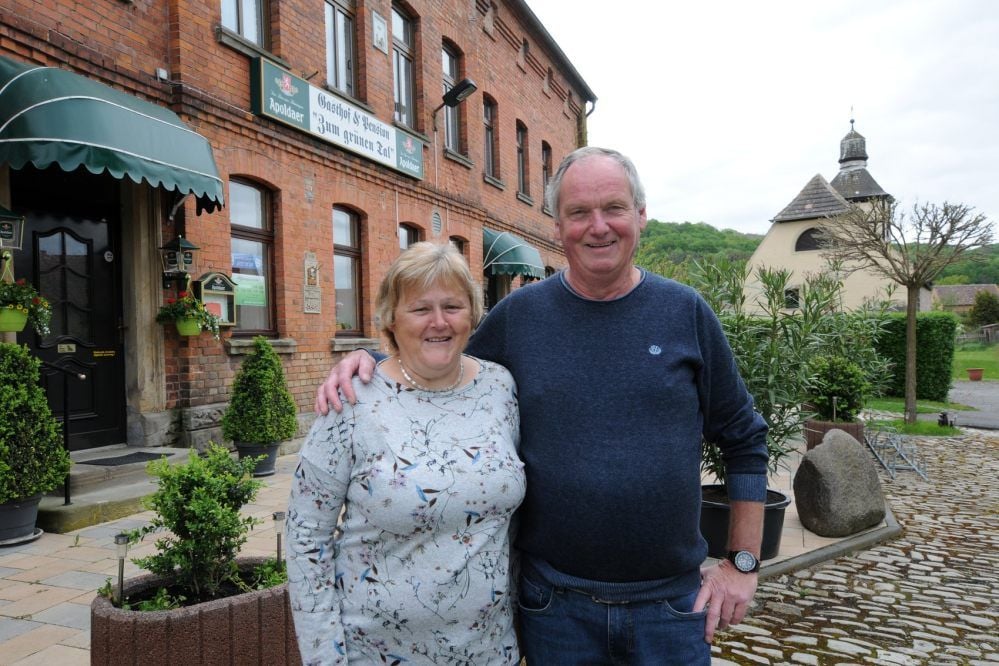 Harald und Carola Götzl stehen vor ihrer Gaststätte „Zum grünen Tal“ in Tröbsdorf. Sie wollen nicht aufgeben.