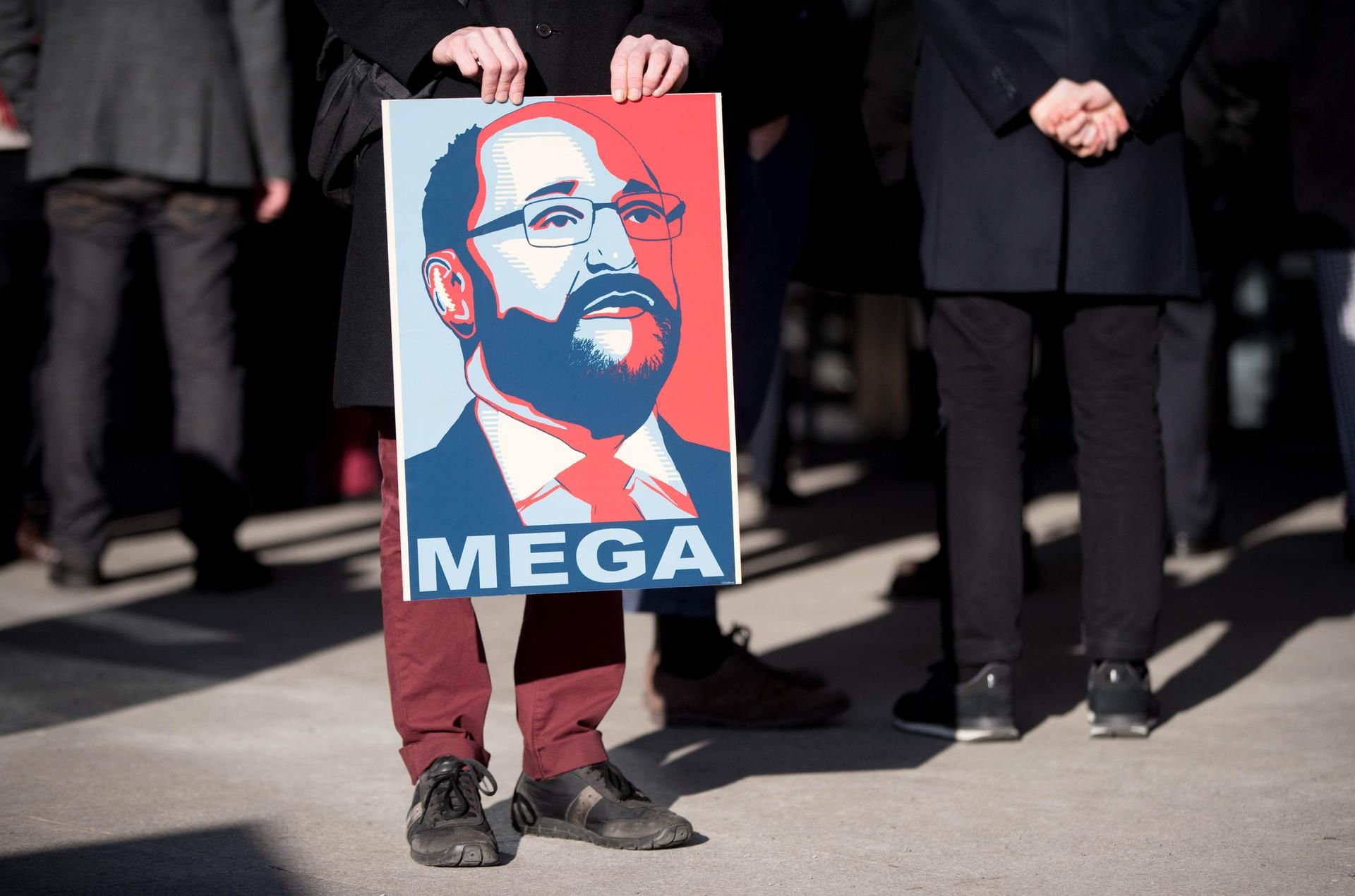 Das Konterfei von Kanzlerkandidat Martin Schulz in Pop-Art-Optik über dem Wort MEGA („Make Europe Great Again“).