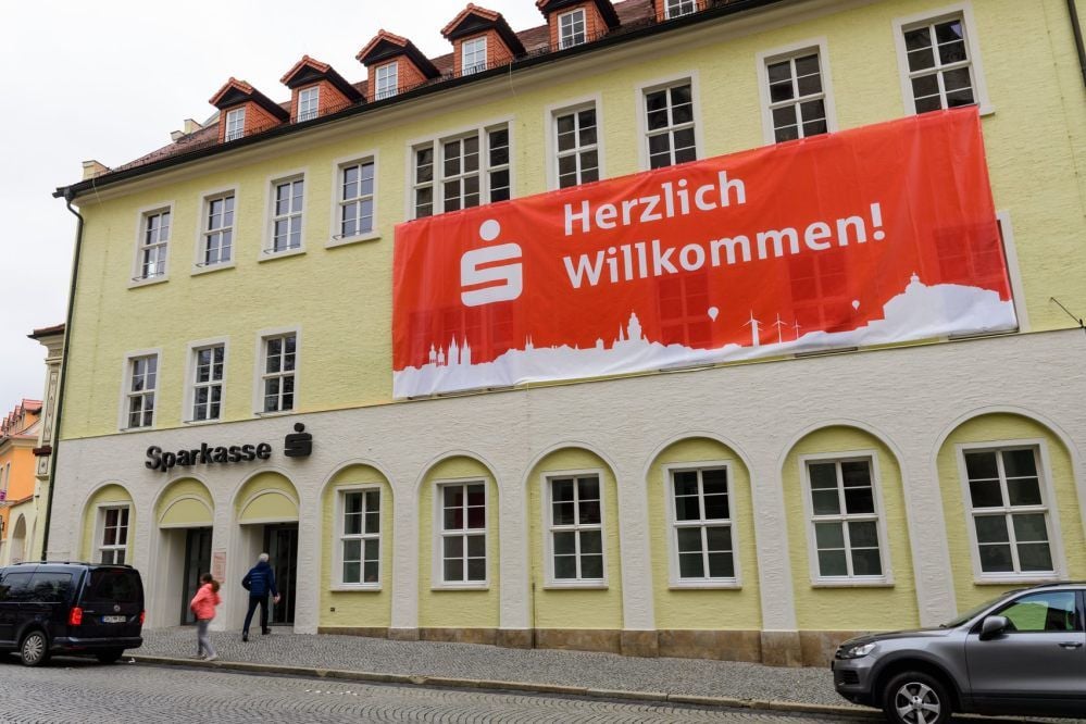 Die Hauptgeschäftsstelle an Naumburgs Topfmarkt ist nach Umbauarbeiten im Erdgeschoss wieder offen.