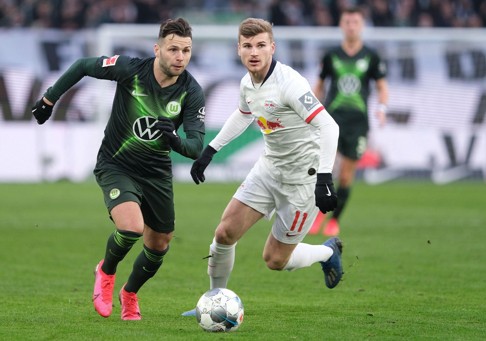 Wolfsburgs Renato Steffen (l) und Leipzigs Timo Werner kämpfen um den Ball.