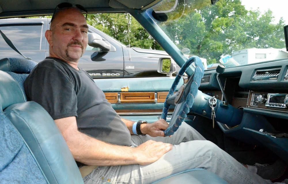 Olaf Schönherr aus Berlin ist zum US-Car-Treffen in Axien mit einem Cadillac Sedan de Ville angereist, den er vor der Verschrottung gerettet hat.