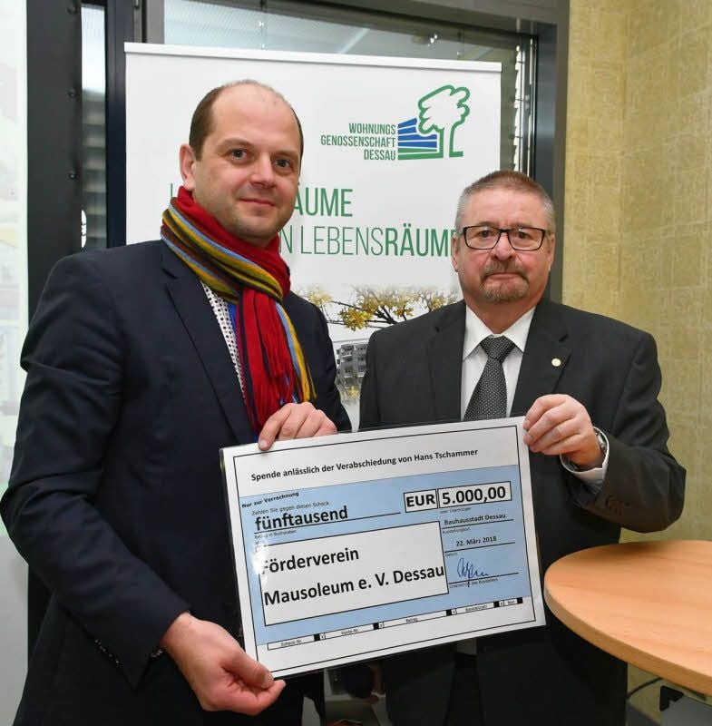 5.000 Euro überreichte Hans Tschammer an Dino Höll vom Mausoleumsverein. Er hatte auf Geschenke verzichtet und um Spenden gebeten.