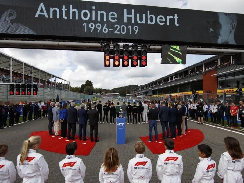 Vor dem Formel-1-Rennen in Spa fand eine Schweigeminute für Anthoine Hubert statt. Foto: Valdrin Xhemaj/EPA Pool/AP
