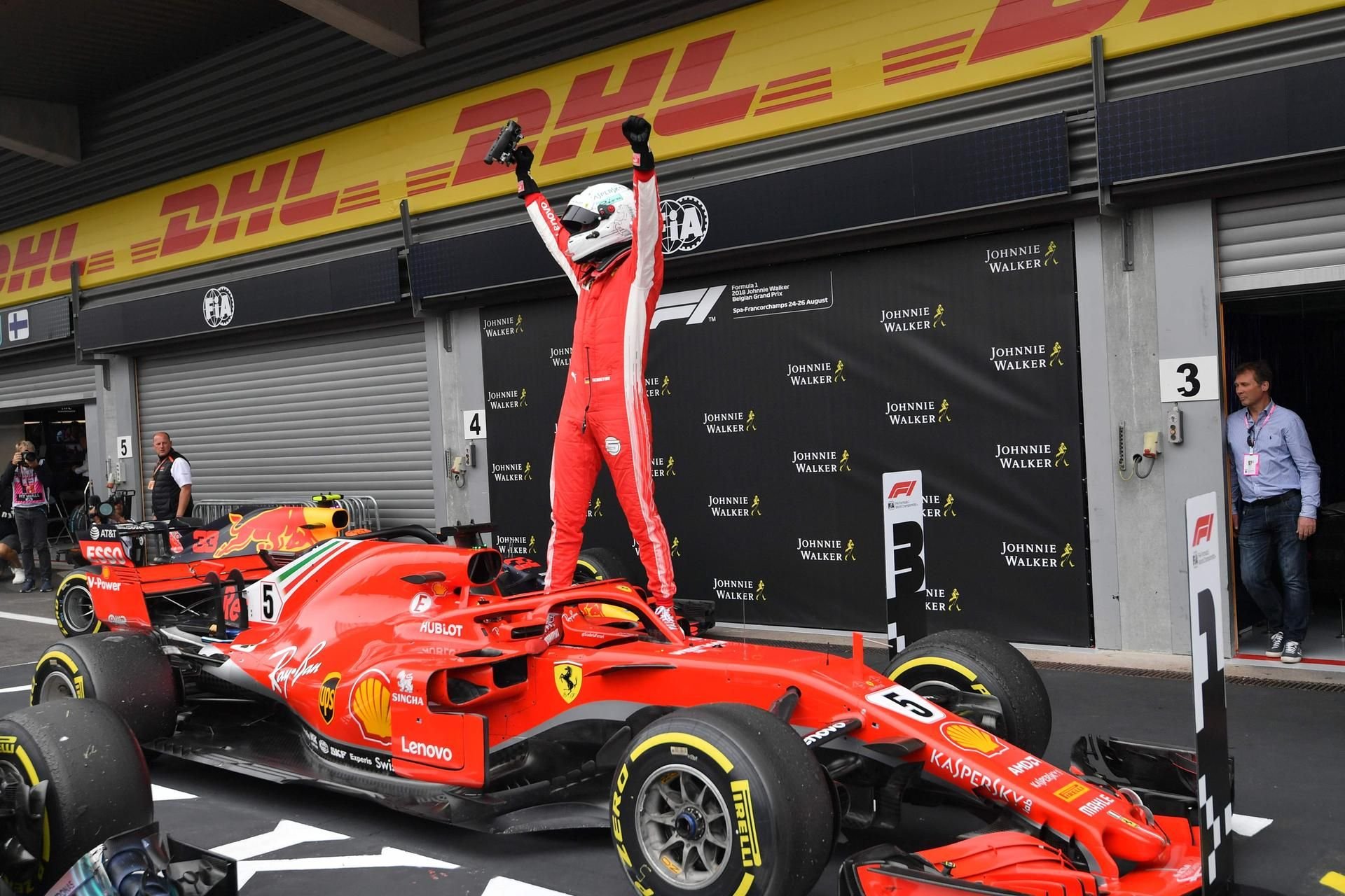 Sebastian Vettel jubelt über seinen Sieg in Belgien.