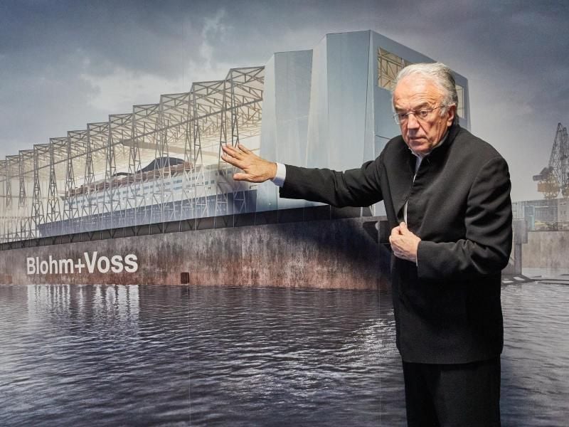 Werner Sobek seinen Entwurf für die Überdachung von Dock 10 bei Blohm+Voss vor. Foto: Georg Wendt/dpa