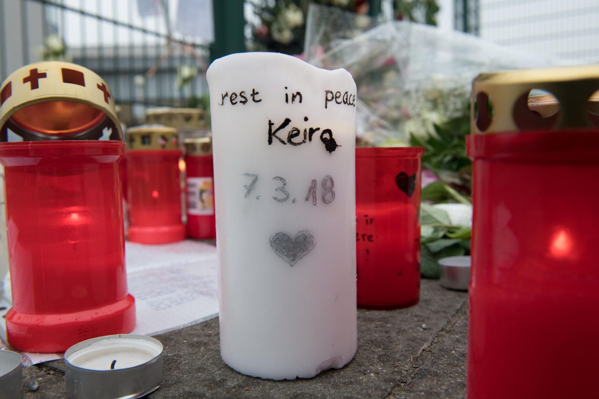 Blumen, Kerzen und Gedenkschreiben haben Menschen am Eingang zur Eisschnelllaufhalle an der Konrad-Wolf-Straße zum Gedenken an die ermordete Schülerin Keira abgelegt.