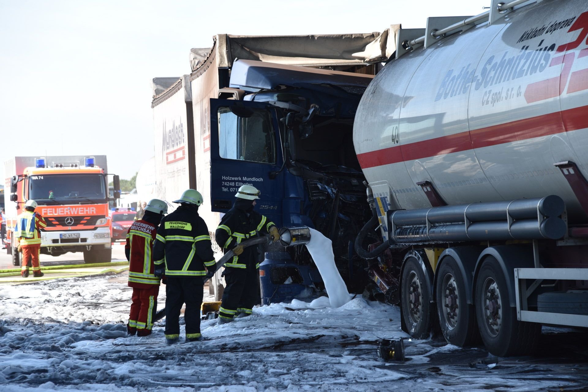 Lkw Fährt Ungebremmst In Stauende: Walldorf: Lkw Fährt Ungebremmst In ...