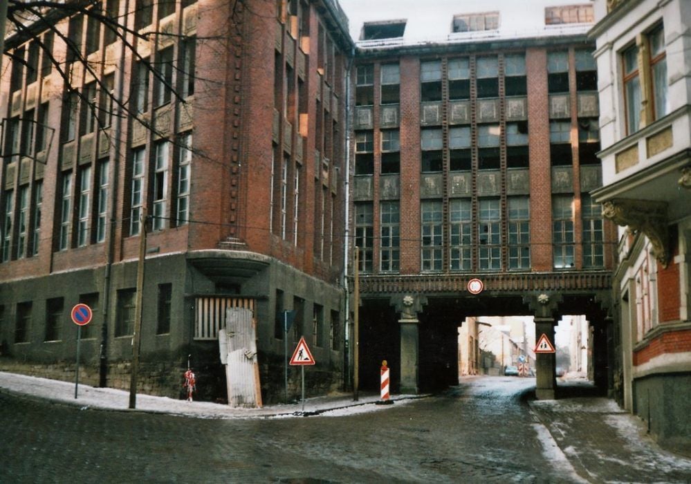 Industriearchitektur von europäischem Rang war in den Goldenen Zwanzigern entstanden: Sogar die Straße wurde städtebaulich reizvoll überbaut.