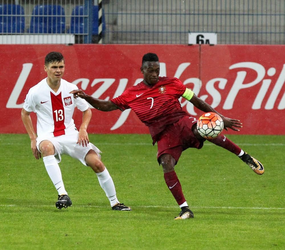Umaro Embalo (r.) in Aktion, hier mit Portugals U 17 im September gegen Polen