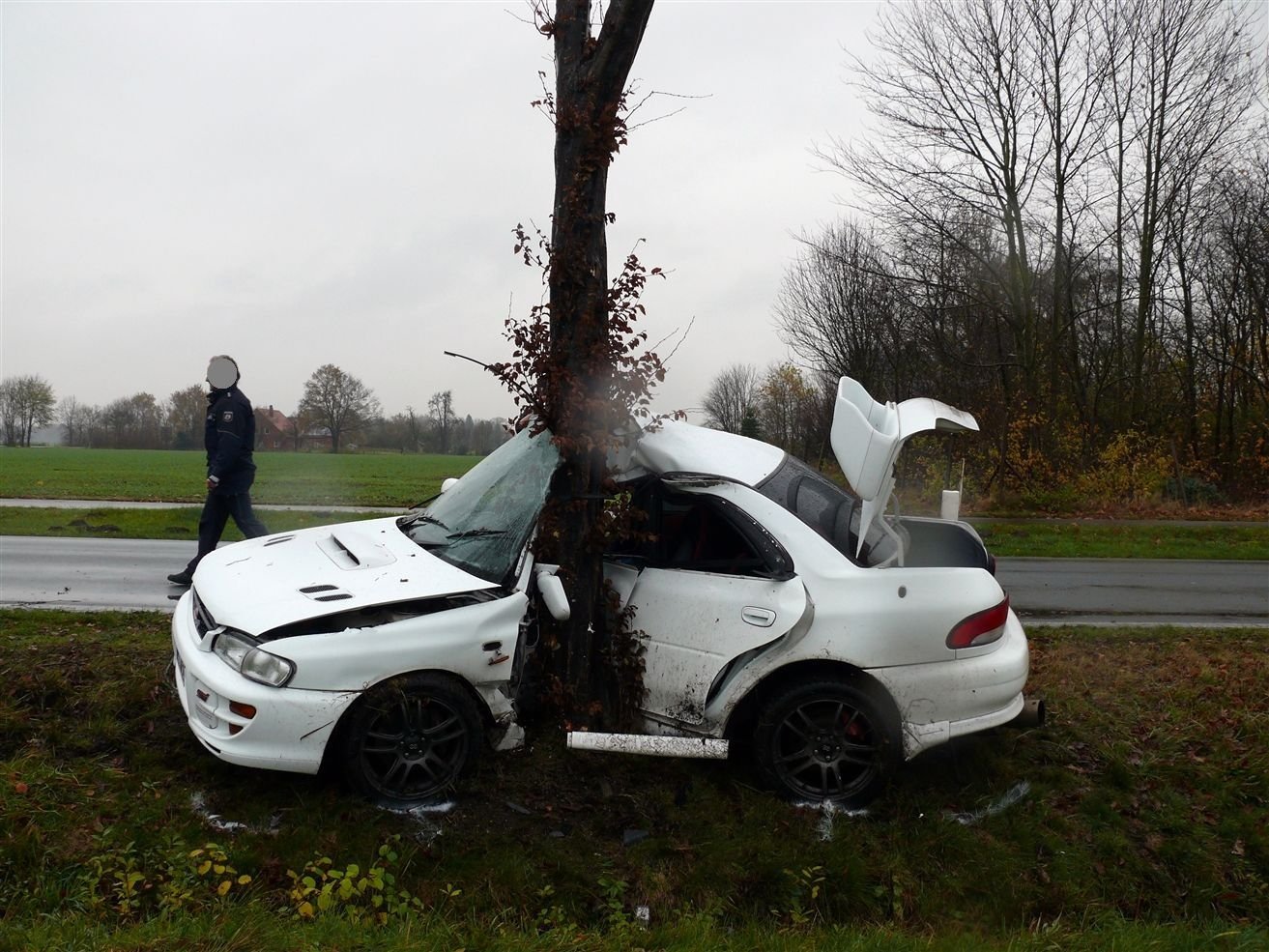 Der Fahrer des Unfallwagens hatte großes Glück, dass das Auto mit der linken Seite am Baum einschlug.