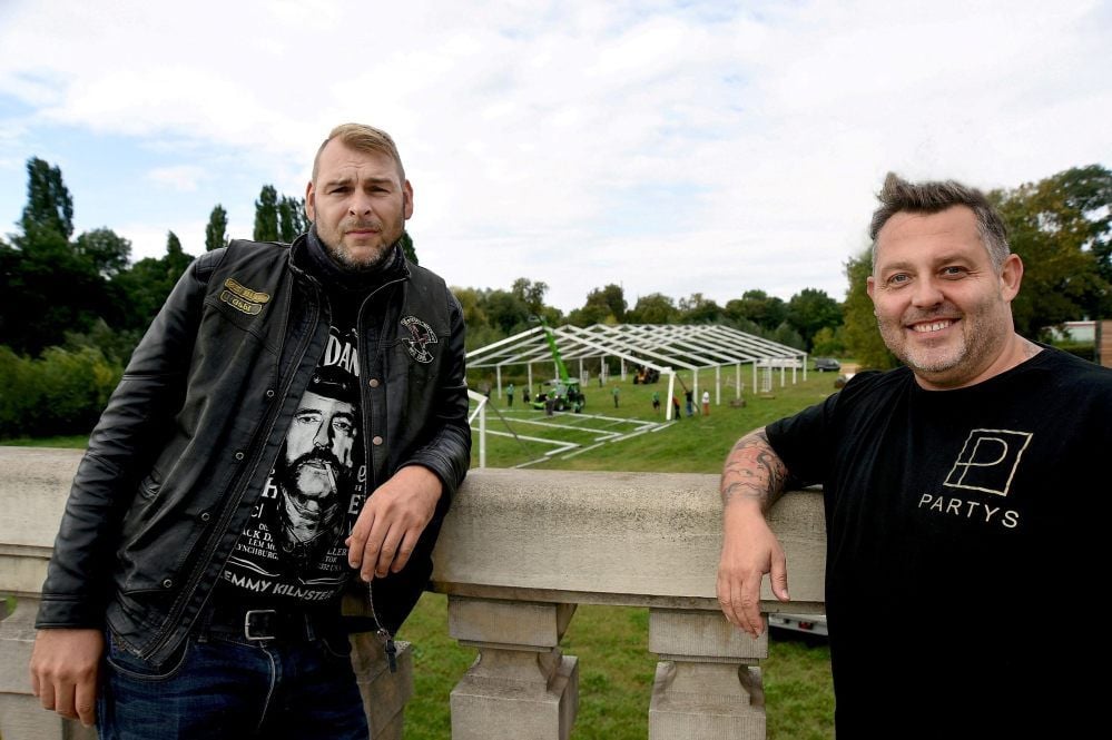 Gabriel Czajka von den Bikern (links) und Ronny Komor von der Villa Prestige hoffen, dass Samstag viel Spendengeld für die Frauenschutzwohnung zusammenkommt. Im Hintergrund wird das Partyzelt aufgebaut.