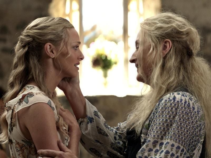 Auch sie sind in „Mamma Mia 2” wieder dabei: Amanda Seyfried (l) als Sophie und Meryl Streep als Mutter Donna. Foto: Universal Pictures