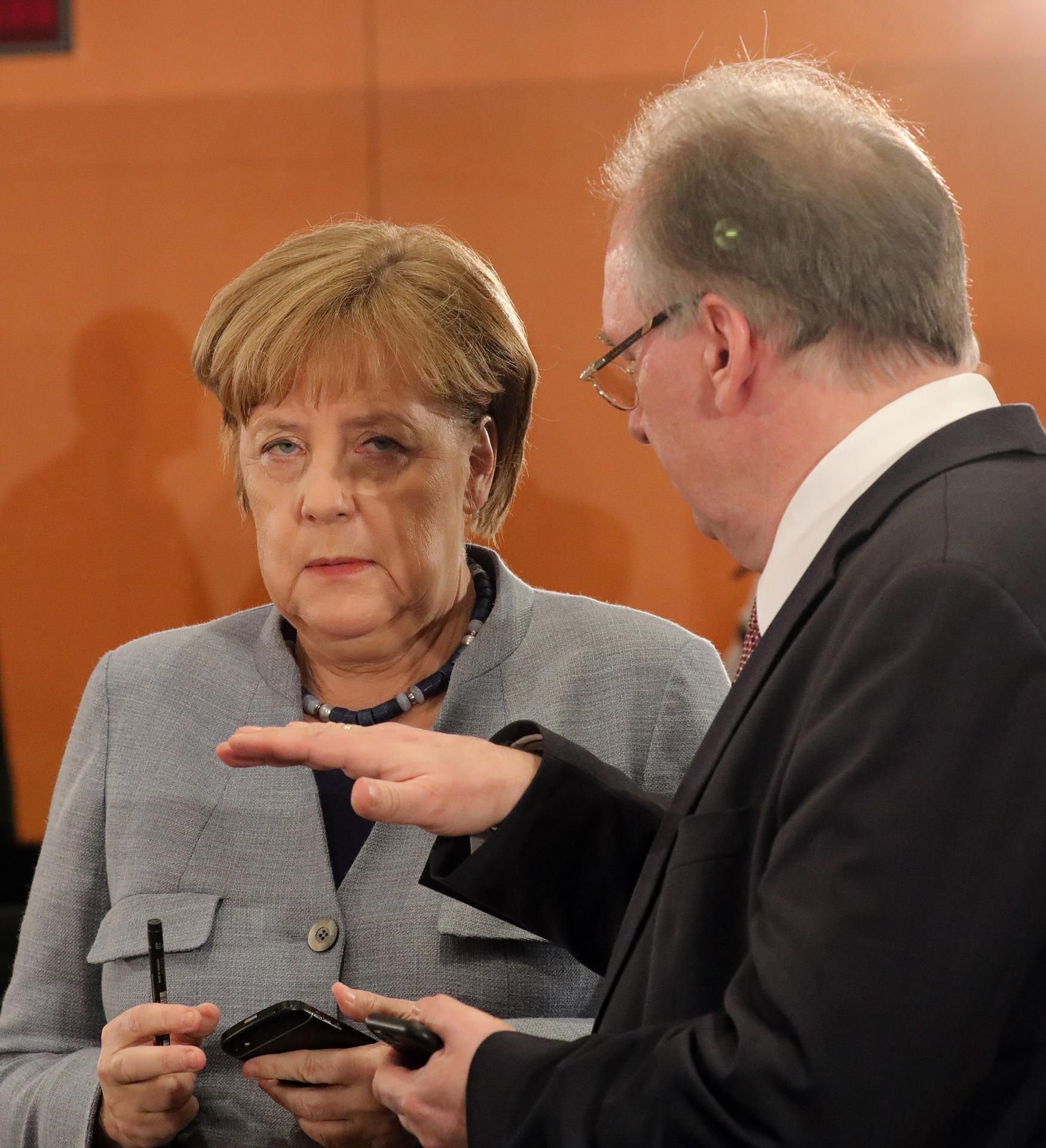 Bundeskanzlerin Angela Merkel (CDU) unterhält sich im Bundeskanzleramt mit Reiner Haseloff (CDU), Ministerpräsident von Sachsen-Anhalt