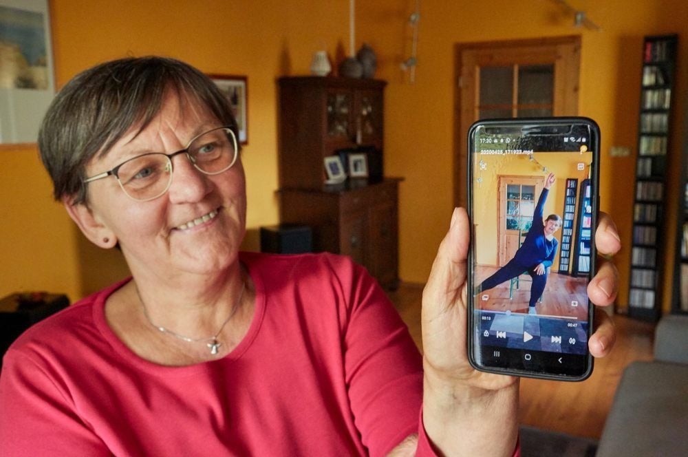 Katrin Häusel verschickt per Smartphone aus ihren eigenen vier Wänden das Trainingsprogramm an ihre Teamkolleginnen.