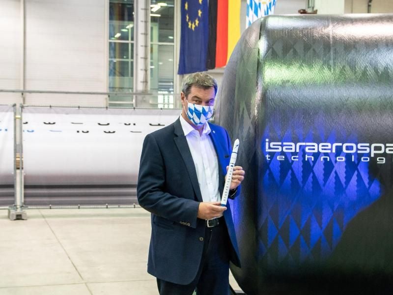 Der bayerische Ministerpräsident Markus Söder in der Produktion des bayerischen Start-ups Isar Aerospace. Foto: Isar Aerospace/dpa