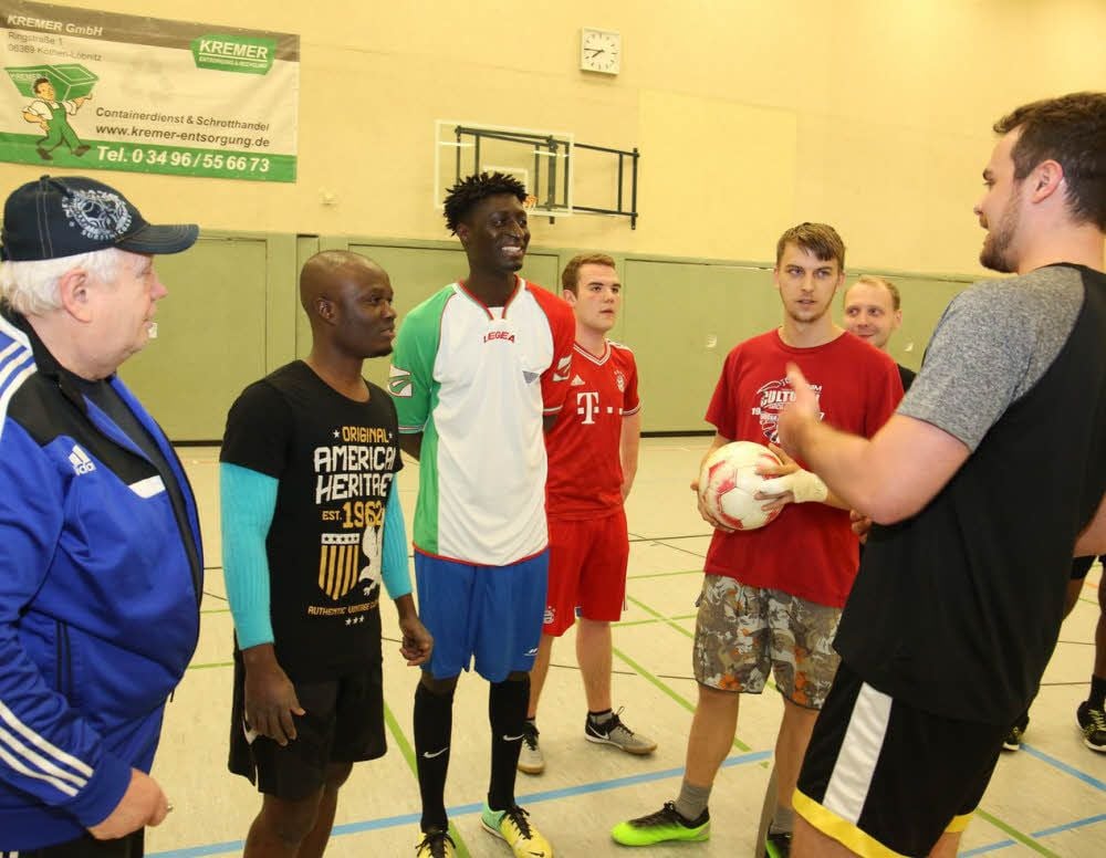 Trainer Klaus Skonieczny (links) diskutiert mit einigen Spielern des SV Sportlust 1928 Gröna in der Bernburger Sporthalle Spielzüge.
