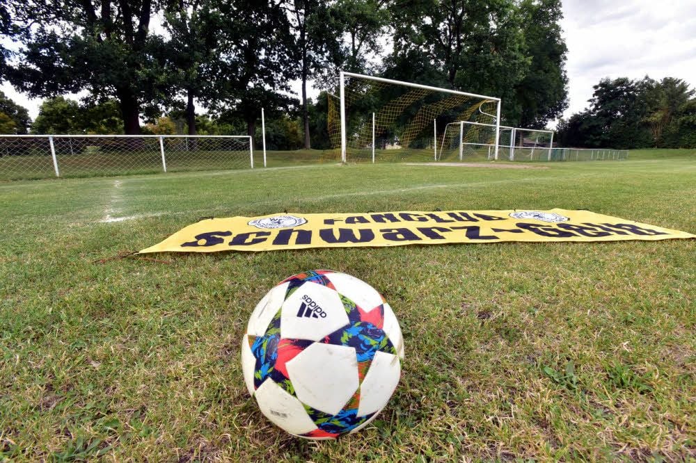 Schwarz-Gelb steht für Fußballtradition in Weißenfels. Einen Rasen, der diesen Namen verdient, hat der Verein schon lange nicht mehr.