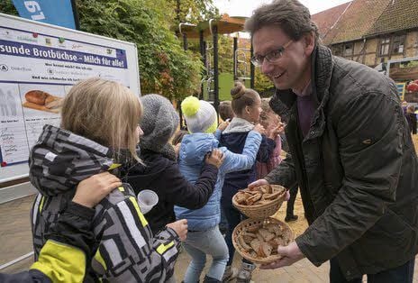 Markus Lohse von der Bäckerei Schäfers verteilte leckere Brotstücke.
