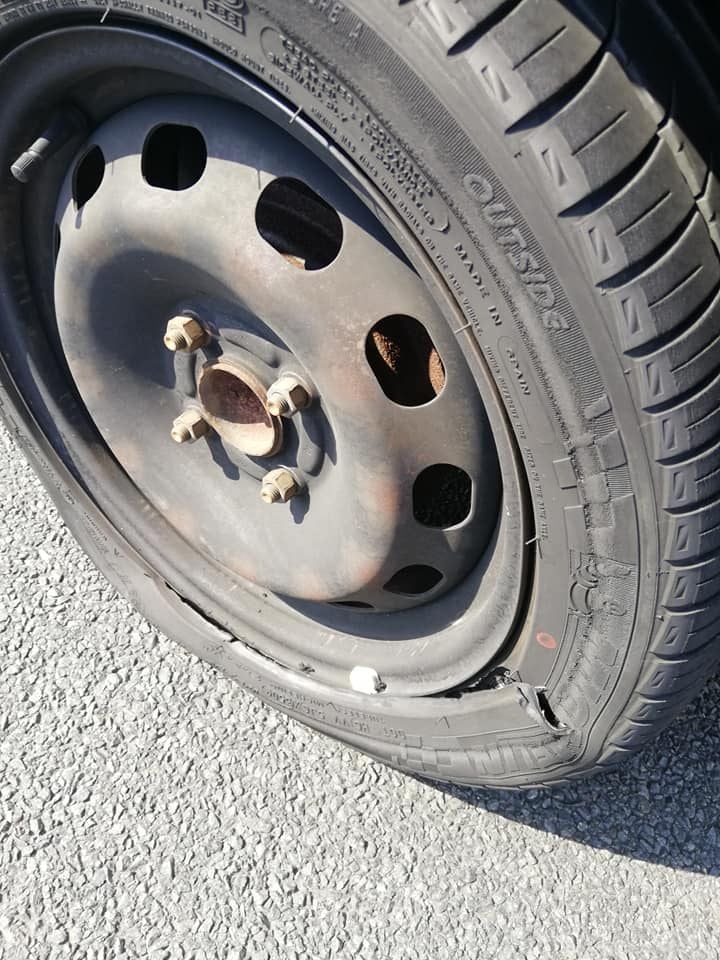 Der Reifenplatzer hat die Familie außer Gefecht gesetzt.