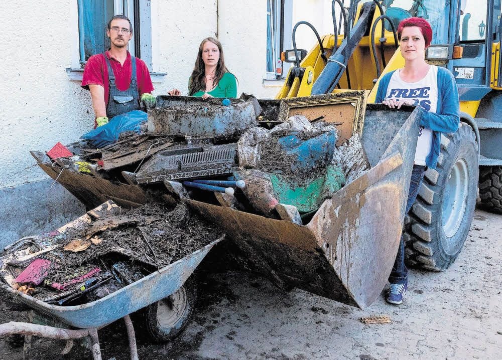 David Dittmar, Kathleen Planer und Franziska Tetzner haben ihr Zuhause verloren. Doch in Schraplau gibt es erste Hilfsangebote.