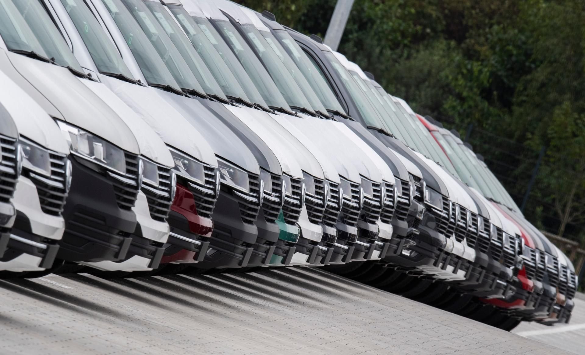 Neuwagen vom Typ VW Bulli T6 stehen am Werk von Volkswagen Nutzfahrzeuge nebeneinander. (Symbolbild)