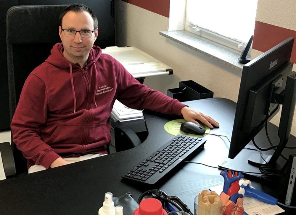 Christian Buschendorf an seinem Schreibtisch. Lieber als am Computer arbeitet er mit Menschen.