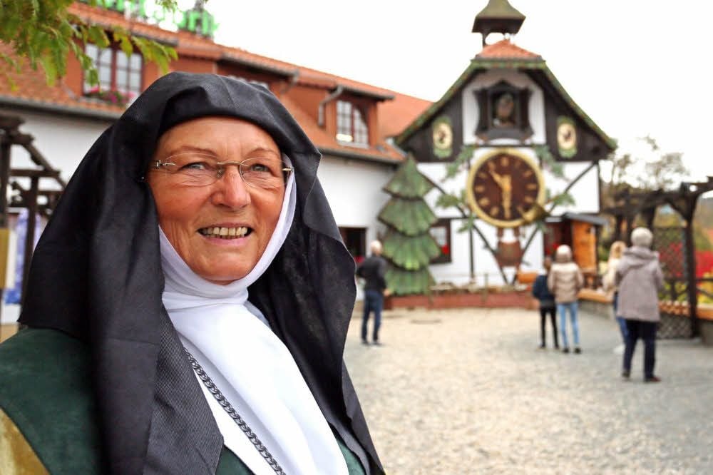Marlen Hartmann schlüpft für Themenführungen auch mal in ein Kostüm. Hier verkörpert sie die Äbtissin Elisabeth von Weida.