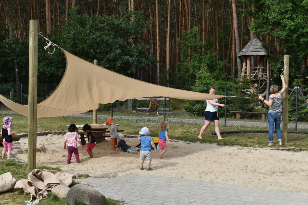 Mehr nach einem Provisorium als nach einem echten Schutz sieht die derzeitige Sonnenschutz-Lösung im Spielgarten aus.