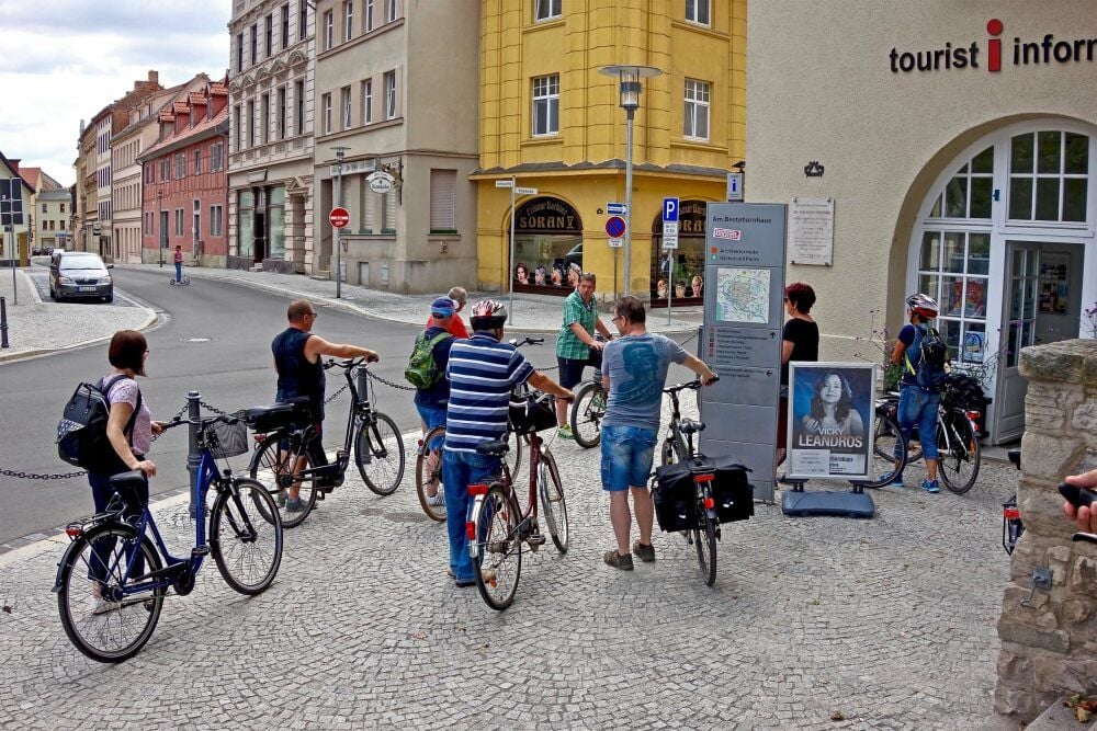 Radfahrer starten an der Tourist-Information an der Hecknerstraße in Aschersleben. Die erste Station wird der Klosterhof sein, wo einst das Marienkloster stand.