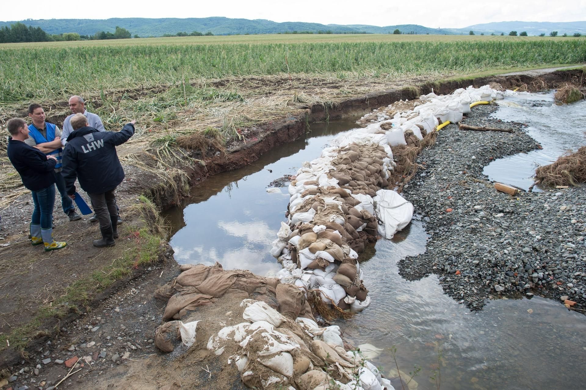 Die Ministerin für Umwelt, Landwirtschaft und Energie, Claudia Dalbert (l, Bündnis 90/Die Grünen) besuchte unter anderem die Holtemme.
