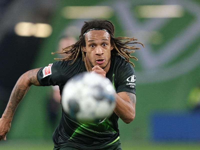 Flog nicht mit dem VfL Wolfsburg in die Ukraine: Kevin Mbabu. Foto: Peter Steffen/dpa
