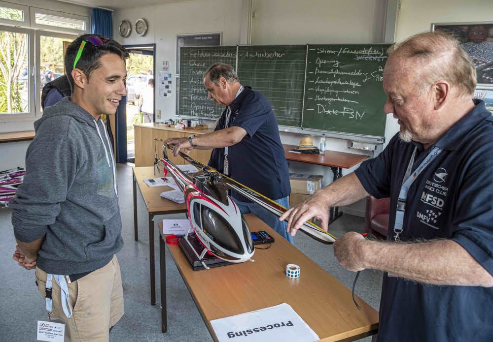 Juan Josè Martì Albero vom Team Spanien bei der Abnahme mit Wiegen und Vermessen des Modells