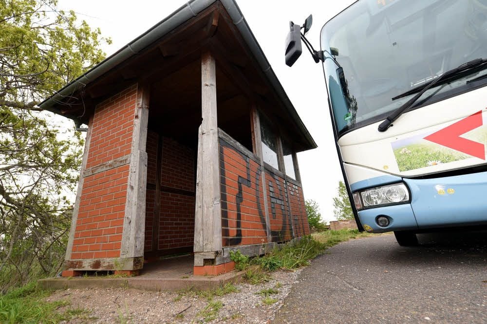 Der untere Holzbalken an der Vorderseite der Wartehalle wird das Mauerwerk darüber nicht mehr lange halten.