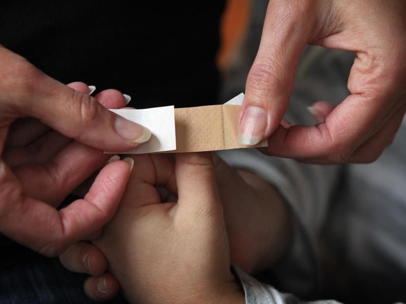 Bei Verletzungen am Finger ist es wichtig, das Pflaster täglich auszutauschen. Denn dort sammeln sich viele Bakterien. Foto: Karl-Josef Hildenbrand