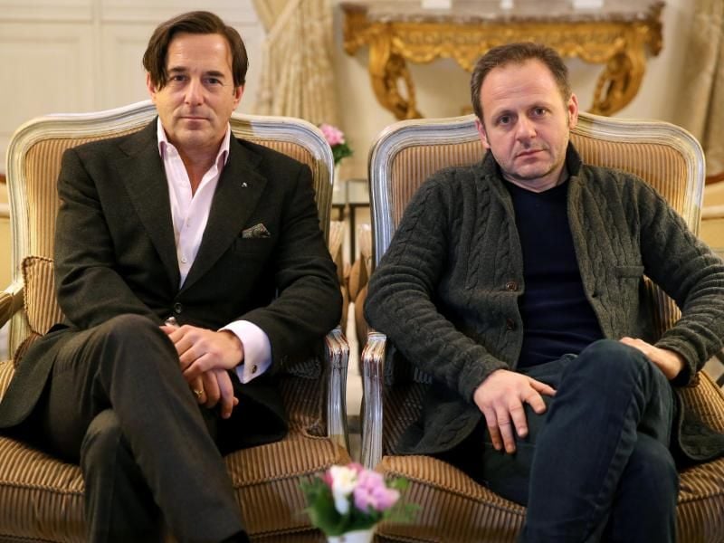 Heino Ferch (l) und Samuel Finzi am Rande von Dreharbeiten zum ARD-Film „Allmen und das Geheimnis der Libellen” im Grand Hotel Heiligendamm. Foto: Bernd Wüstneck