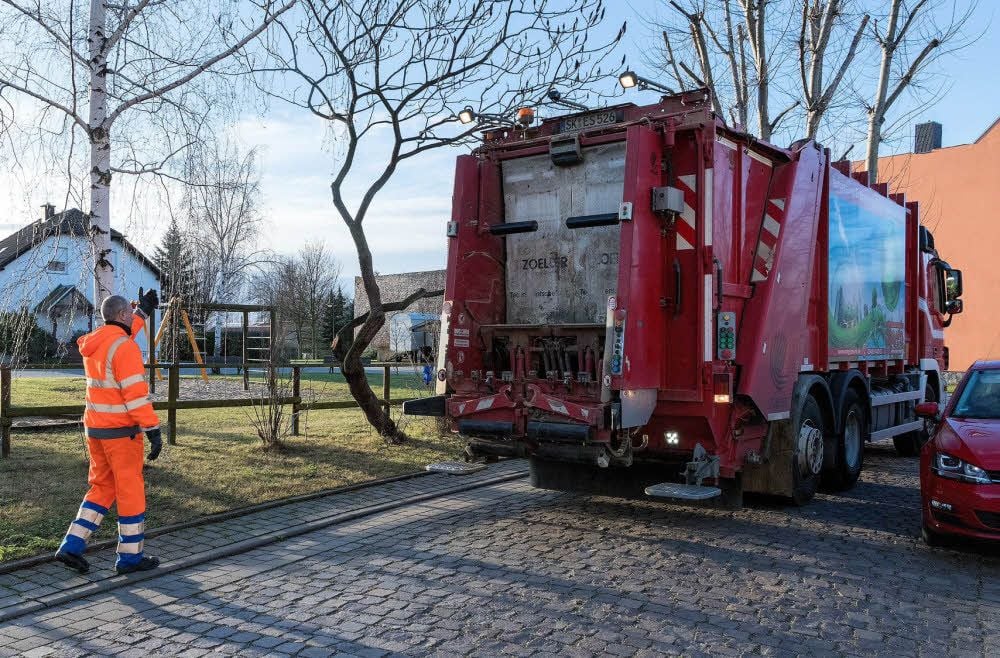 Im Saalekreis wird derzeit überprüft, wo Müllfahrzeuge noch rückwärts fahren dürfen. In Leuna-Kröllwitz fahren Müllfahrzeuge derzeit rückwärts in die Sackgasse. Torsten Jäger weist dabei den Fahrer ein.