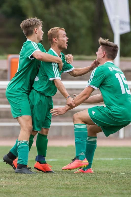 Gleinas Kapitän Max Illig (v.l.), hier beim Jubeln in einem früheren Spiel mit seinen Teamkollegen Sebastian Schade und Noel Wachter, schoss beim SV Kaiserpfalz den Ausgleichstreffer und damit das Tor zum Titel.