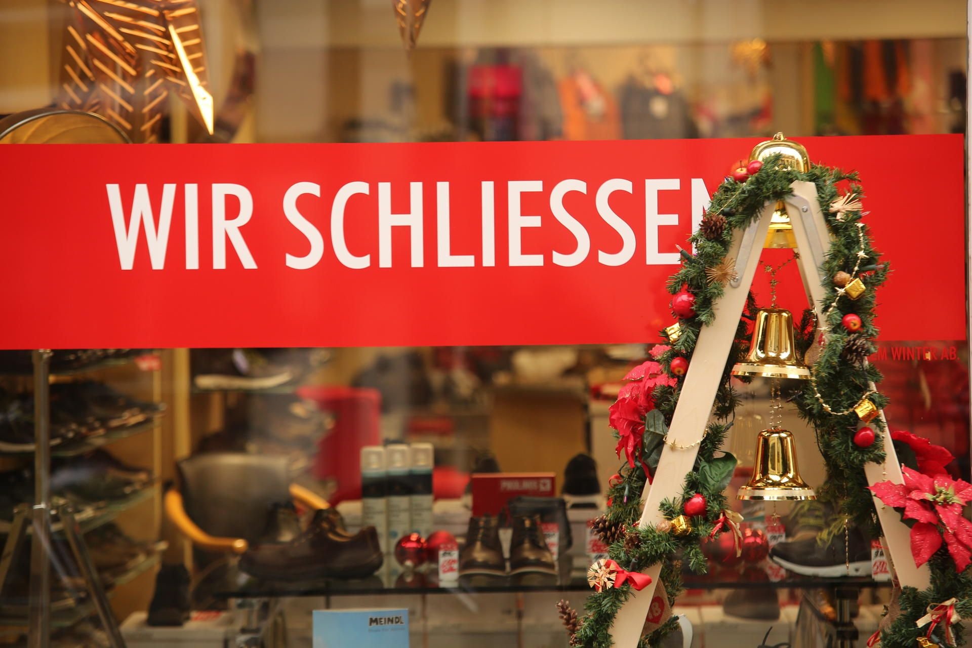 "Wir schließen" ist am dritten Adventswochenende an einem Schuhgeschäft in der Innenstadt zu lesen.