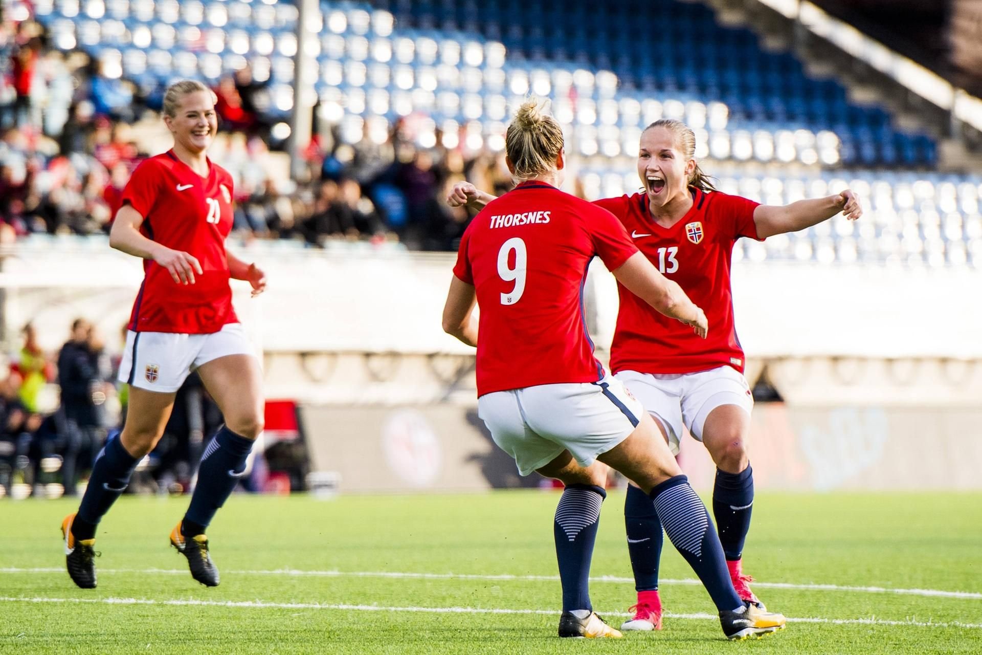 Die norwegischen Nationalspielerinnen Elise Thorsnes, Guro Reiten und Lisa-Marie Utland feiern sich nach dem 2-0 gegen die Slowakei.