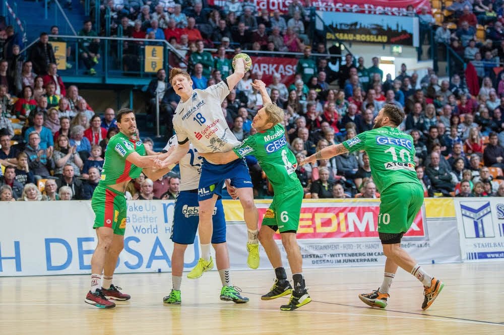 Johannes Wasielewski (beim Wurf) traf beim Peugeot-Cup zuletzt auf seine ehemaligen Mitspieler vom SC Magdeburg.