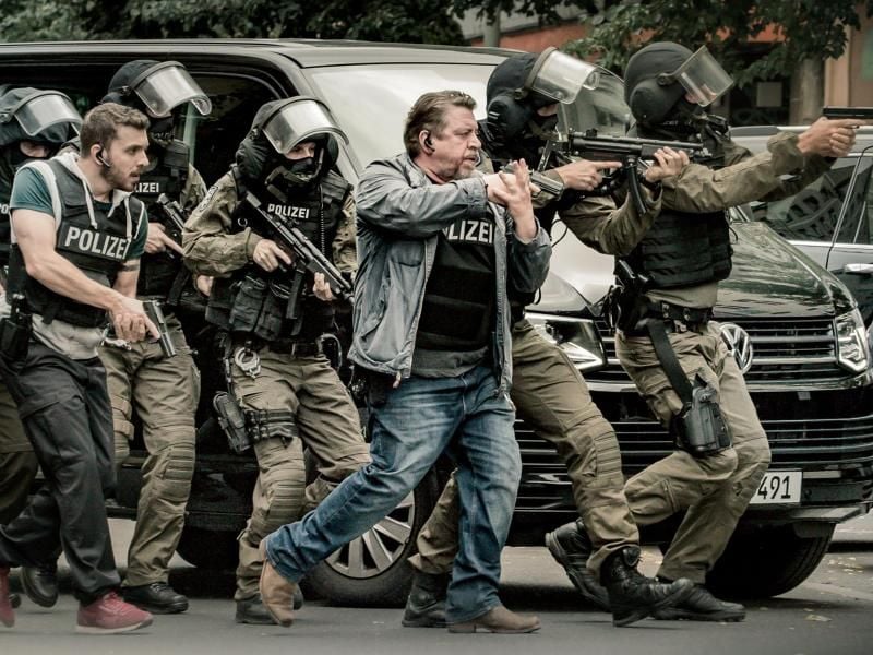 Armin Rohde (3.v.r.) als Fredo Schulz mit Kollegen im Einsatz. Foto: Nik Konietzny/ZDF