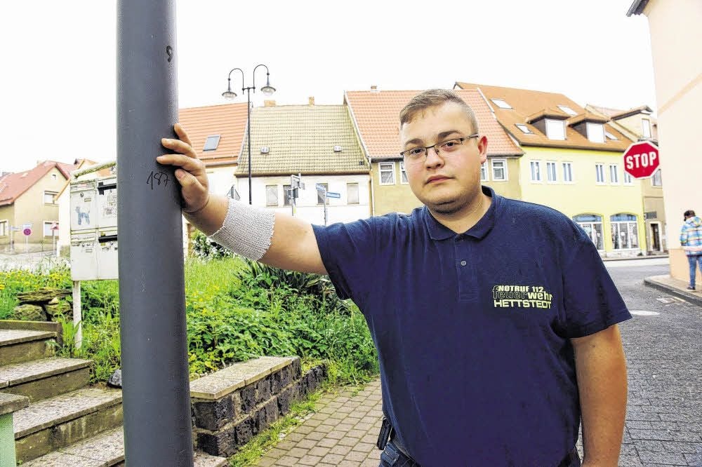 Andreas Wagner steht an dem Laternenmast in der Obermühlenstraße in Hettstedt, an dem sich der Unfall ereignete.