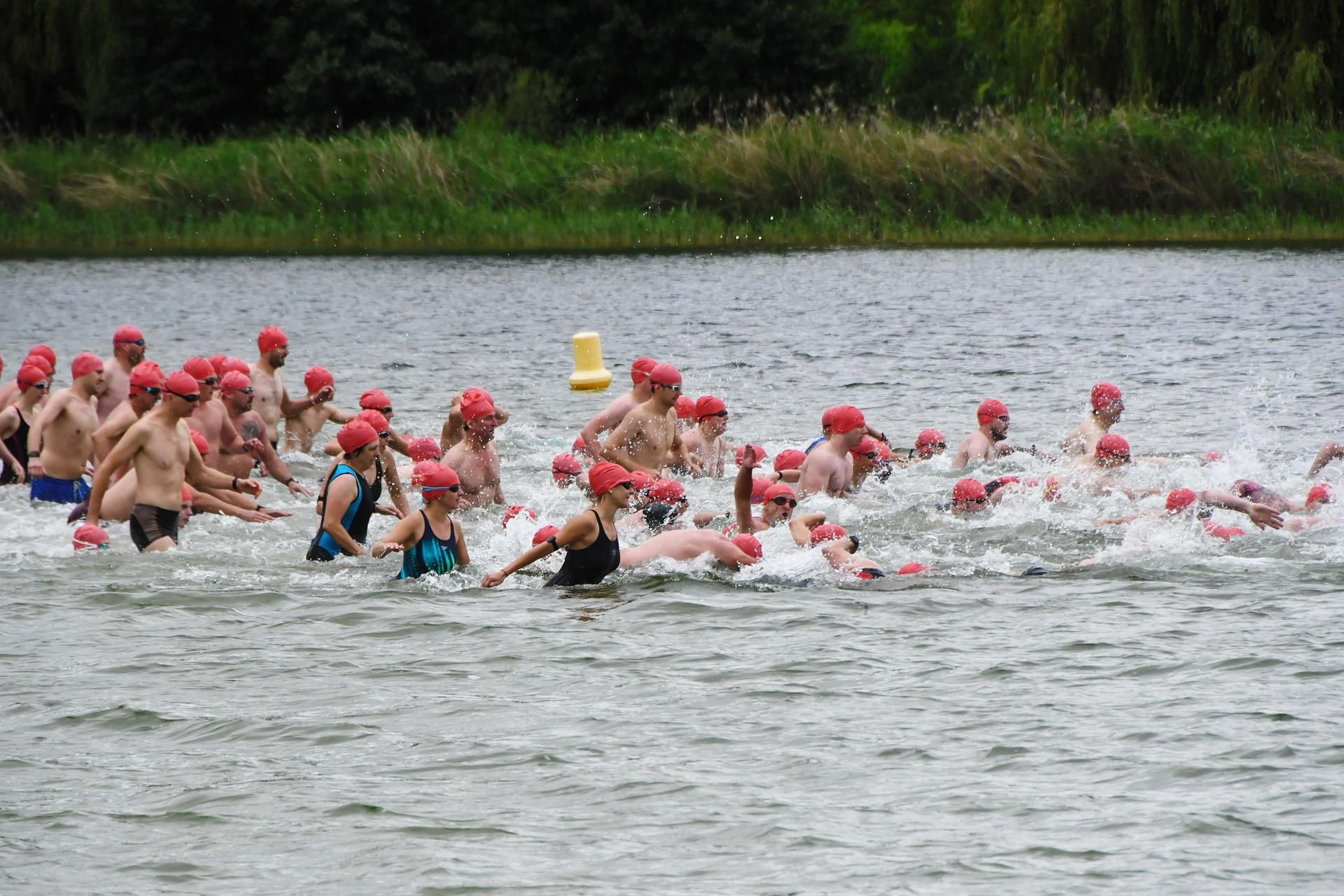 Schwimmer beim Firmentriathlon in Lunstädt (Braunsbedra).