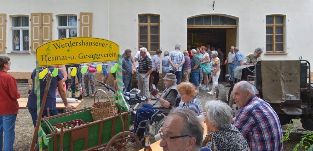 Vor der Schmiede gab es viele angeregte Gespräche.