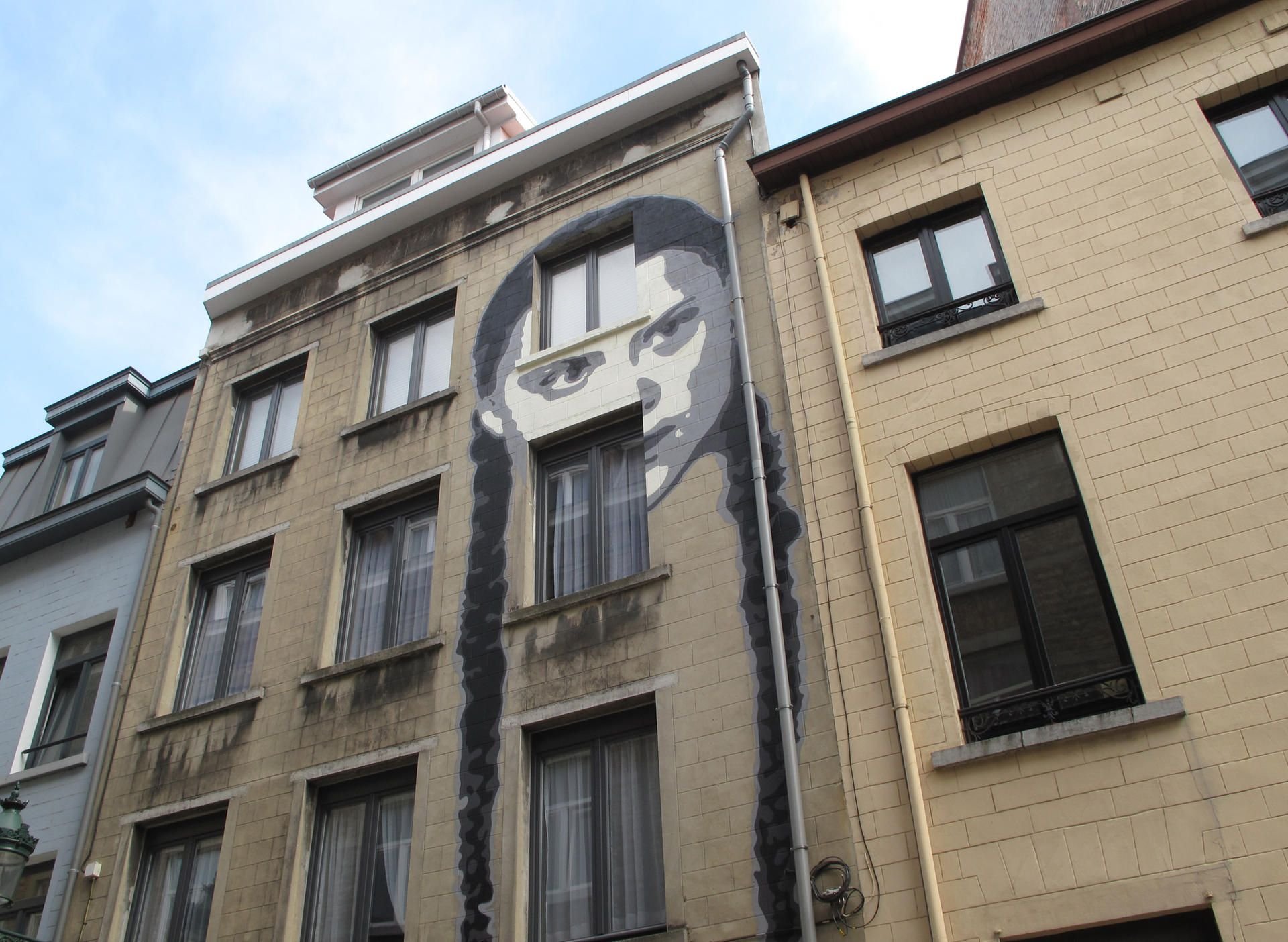 Greta Thunberg auf einer Hausfassade in Brüssel