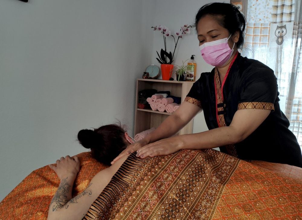 Mouta Aumduang hat an der Massageschule Wat Pho ihr Handwerk gelernt.