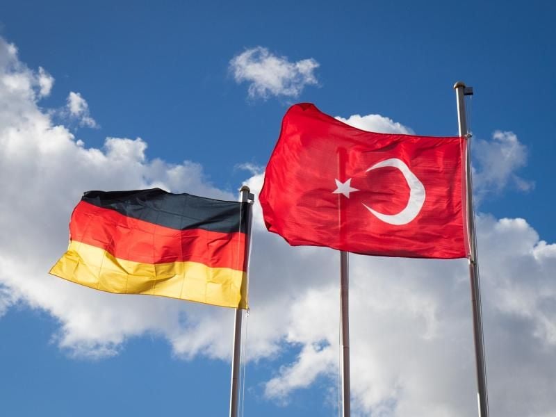 Flaggen von Deutschland und der Türkei. Der Deutsche Patrick K. aus Gießen ist in der Türkei zu mehreren Jahren Haft verurteilt worden. Foto: Christian Charisius/Symbol